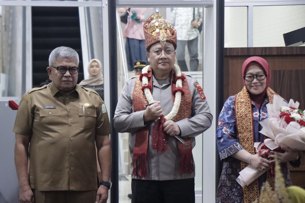 Tiba di Aceh, Irjen Achmad Kartiko Disambut Tari Ranup Lampuan