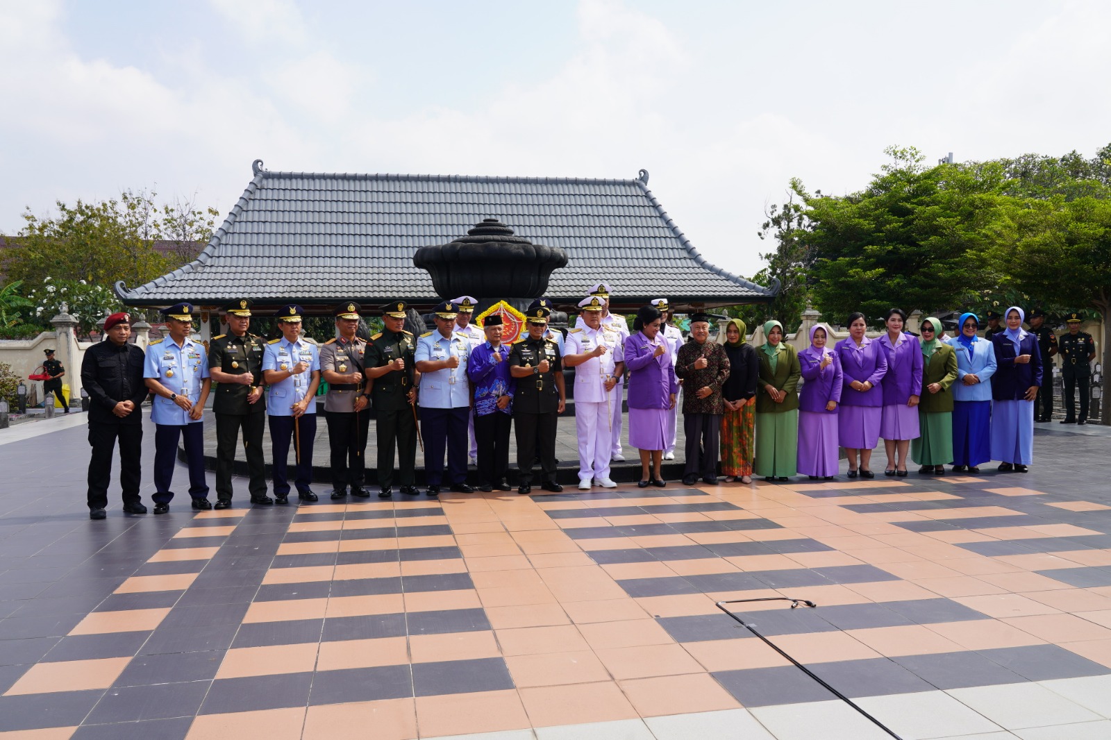 Danrem 072/PMK Dampingi Rombongan Panglima TNI Ziarah di TMP Kusumanegara Dalam Peringatan HUT TNI ke-78