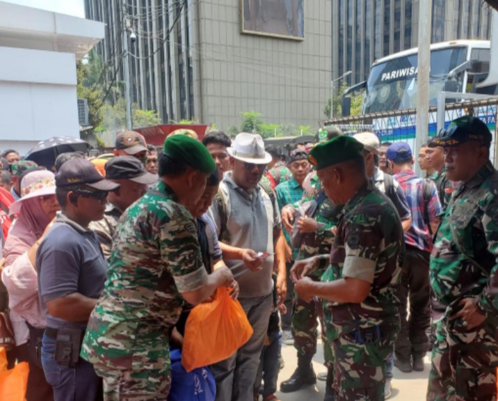 Ribuan Paket Sembako di Bagikan Pasca Upacara HUT TNI Di Monas