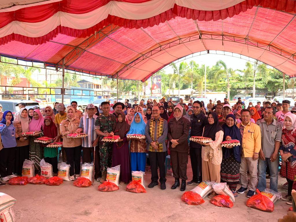 Launching Bantuan Paket Sembako Bagi Keluarga Miskin Esktrim se-Konsel di Laeya, Bupati Serahkan 104 Paket Sembako