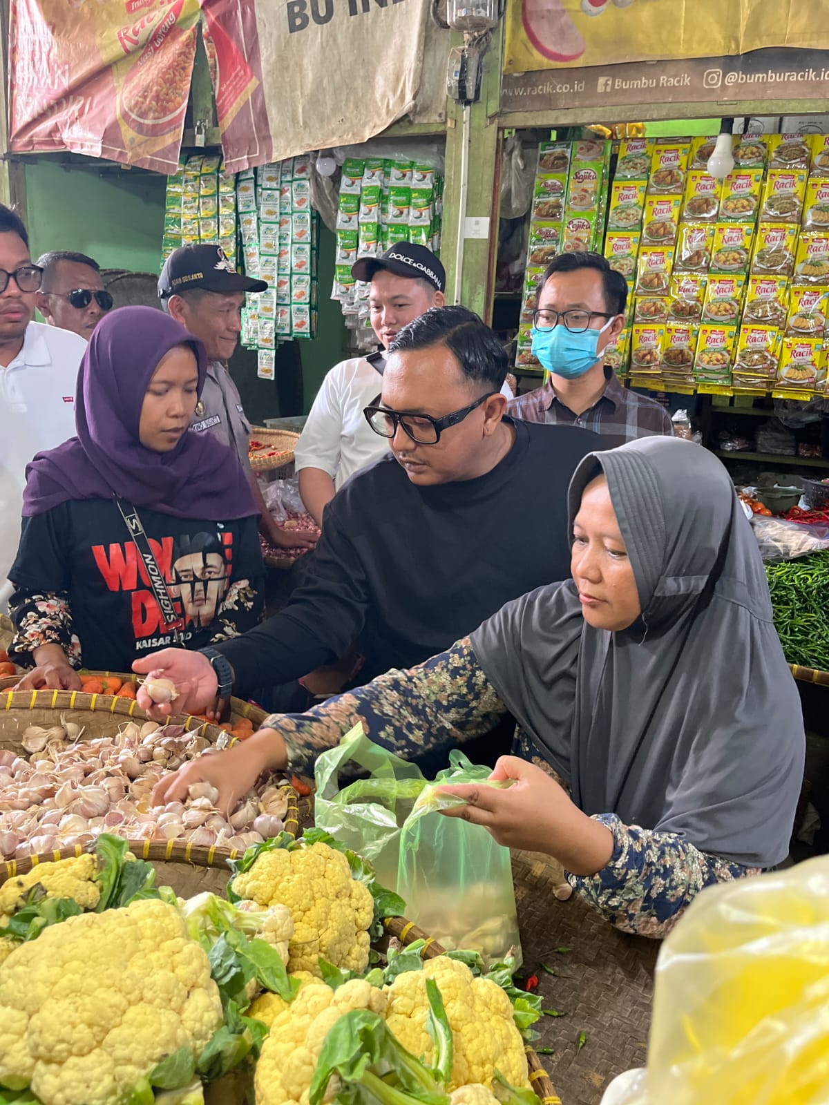 Borong Cabai dan Bawang, Kaisar Kiasa Kasih Said Putra Menyapa Pedagang Pasar Induk Majenang.