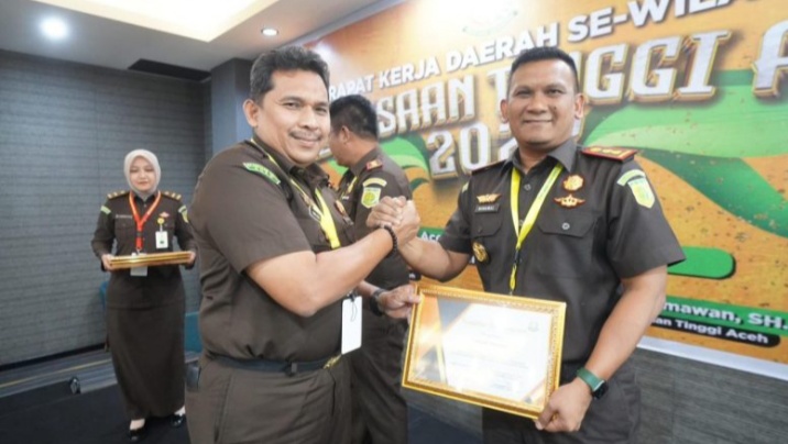 Kajari Bireuen Terima Penghargaan Dari Kepala Kejaksaan Tinggi Aceh Atas Prestasi Capaian Kinerja 2023