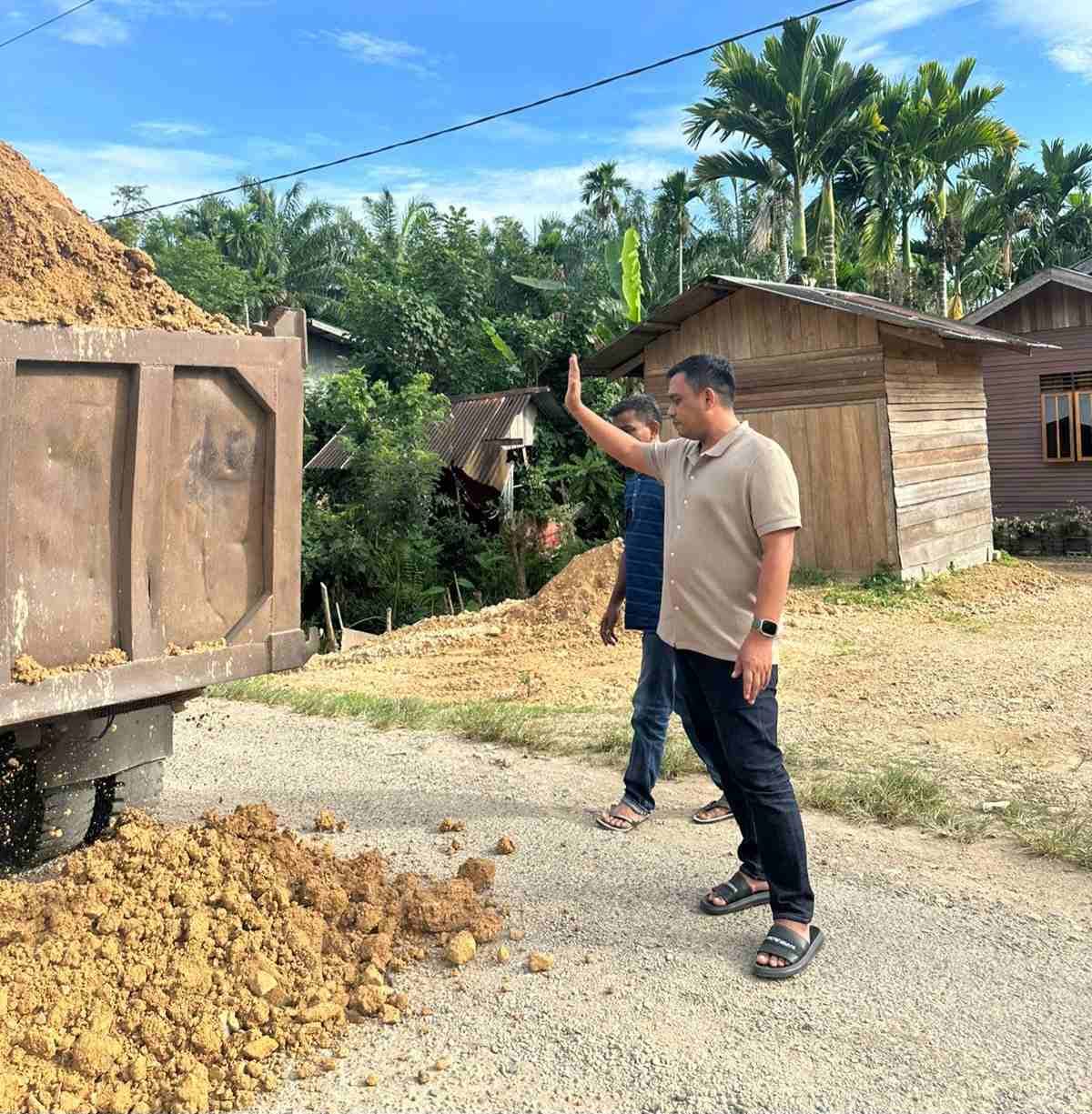 Gunakan Dana Pribadi, H. Hendri Muliana Rehab Jalan Lingkar Penghubung 6 Desa Di Aceh Jaya