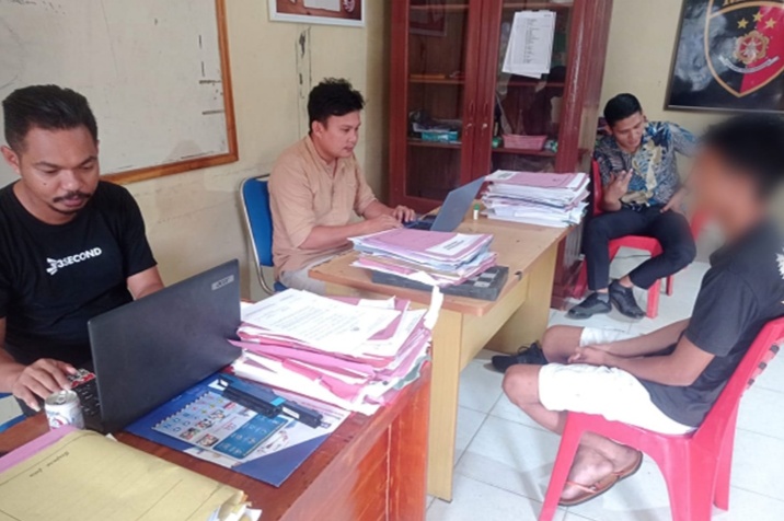 TEMAN MAKAN TEMAN.BUKANYA MENJALANKAN PUASA SAAT RAMADAN.REMAJA INI MALAHAN MEMBACOK REKANYA HINGGA SEKARAT.