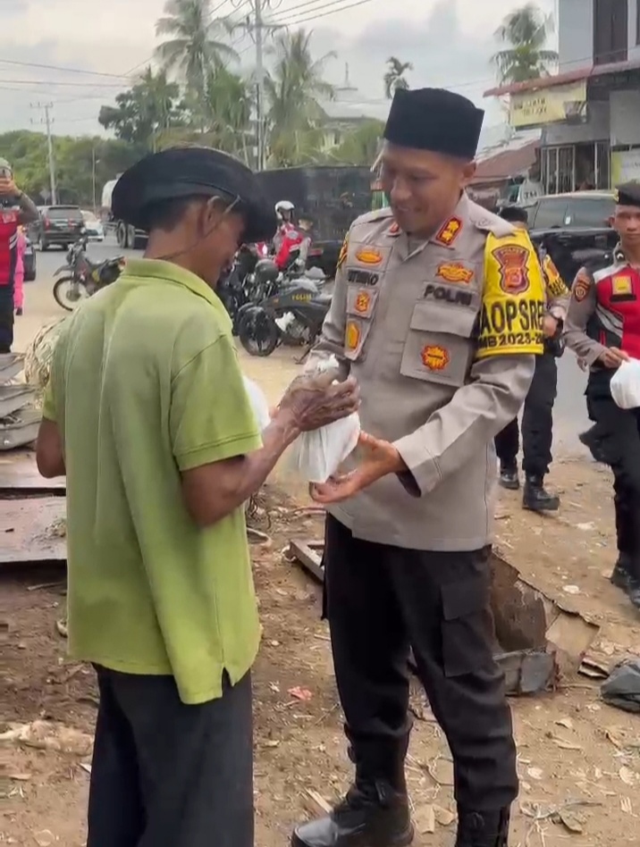 Patroli Perintis Presisi Polres Bireuen Berbagi Takjil Serta Ajak Masyarakat Tertib Berlalu Lintas