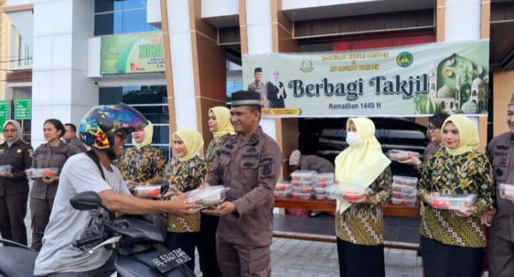 Kajari Bersama Ketua IAD Daerah Bireuen Beserta Jajaran Berbagi Takjil Gratis Kepada Masyarakat.