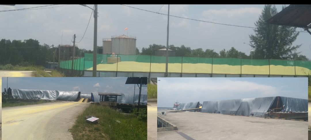 Pemindahan sulfur di areal pelabuhan kuala langsa menggunakan kapal barang gandeng.