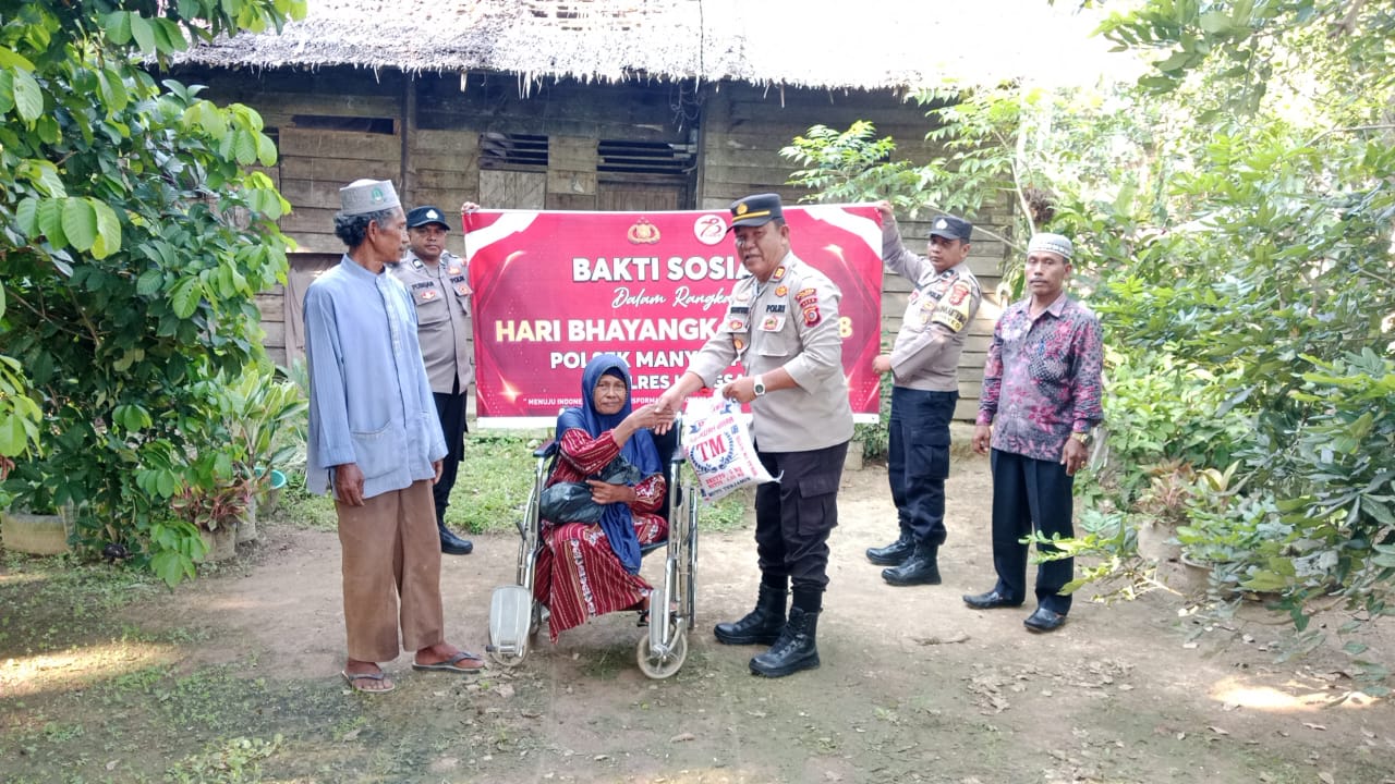 Sambut HUT Bhayangkara ke-78 Polsek Manyak Payed berikan bantuan sosial kepada masyarakat kurang mampu