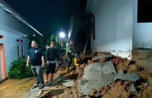 Tanggap Bencana, Babinsa Koramil 08/Rantau Cek Rumah Warga Terdampak Longsor