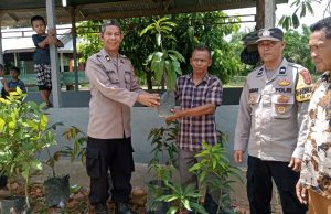 Polsek Manyak Payed Memberikan Bantuan Bibit Pohon Dalam Rangka Penghijauan Dayah.