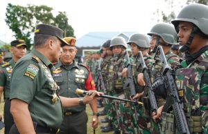Pangdam Iskandar Muda Pimpin Apel Gelar Pasukan di Lanud SIM dalam rangka Pengamanan Kunjungan Presiden RI ke Prov. Aceh.