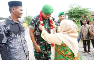 Serda Ismail Babinsa Berprestasi disambut Datok penghulu dan warga.