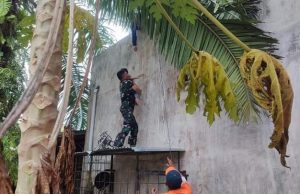 Aksi Heroik Danramil 03/Seruway Panjat Dinding Toko Selamatkan Ibu dan Balita Terjebak Banjir
