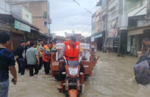 Quick Respon, Brimob Kompi 2 Batalyon B Pelopor Aramiyah Evakuasi Banjir Dan mendirikan Posko Siaga Banjir Di Desa Pekan Seruway Kec. Seruway Kab. Aceh Tamiang