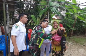 Peduli Kesehatan, Babinsa Dampingi Bidan Desa Laksanakan Imunisasi Balita