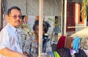 Muhammad Zakiruddin Anggota DPRA Menerobos banjir lihat langsung kondisi warga