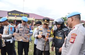 Jalankan Instruksi Kapolri Cegah Judi Online, Kapolres Bireuen Cek HP Personil