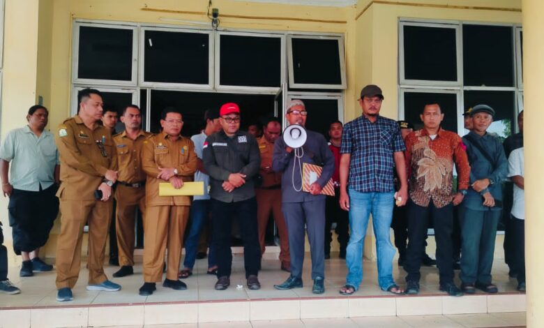 Warga Dari Kecamatan Kota Baharu Dan Singkohor, Unjuk Rasa Di Kantor DPRK Aceh Singkil Terkait HGU PT Nafasindo.