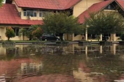 Akibat curah hujan tinggi,Halaman Kantor Bupati Aceh Singkil tergenang air.