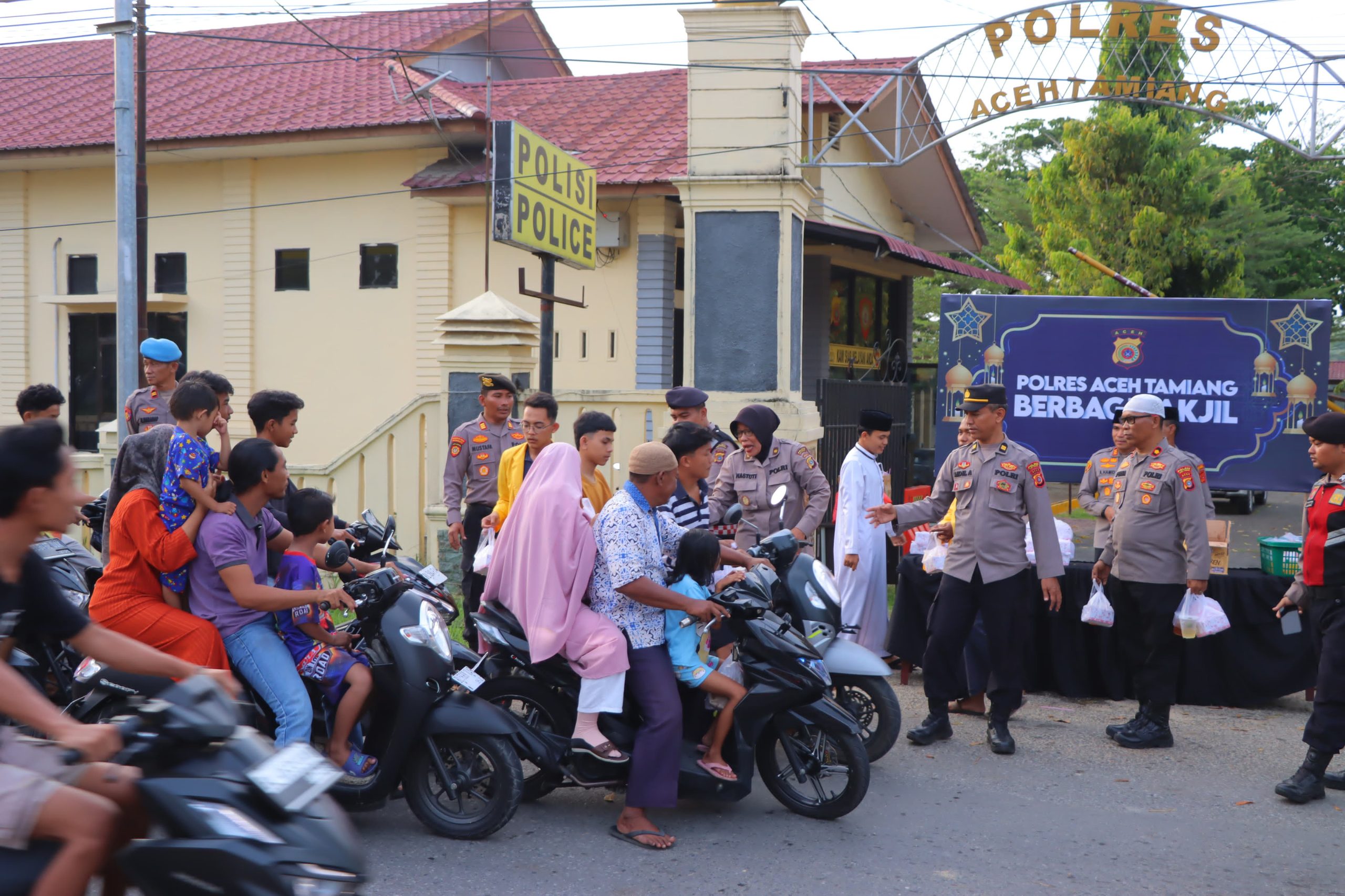 Berkah Ramadhan, Polres Aceh Tamiang Berbagi Takjil Kepada Pengguna Jalan