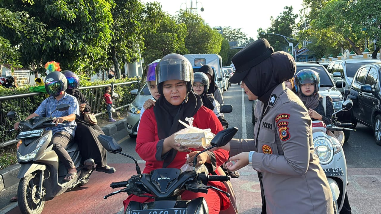 Pengguna Jalan Sambut Positif Pembagian Takjil Oleh Bidhumas Polda Aceh