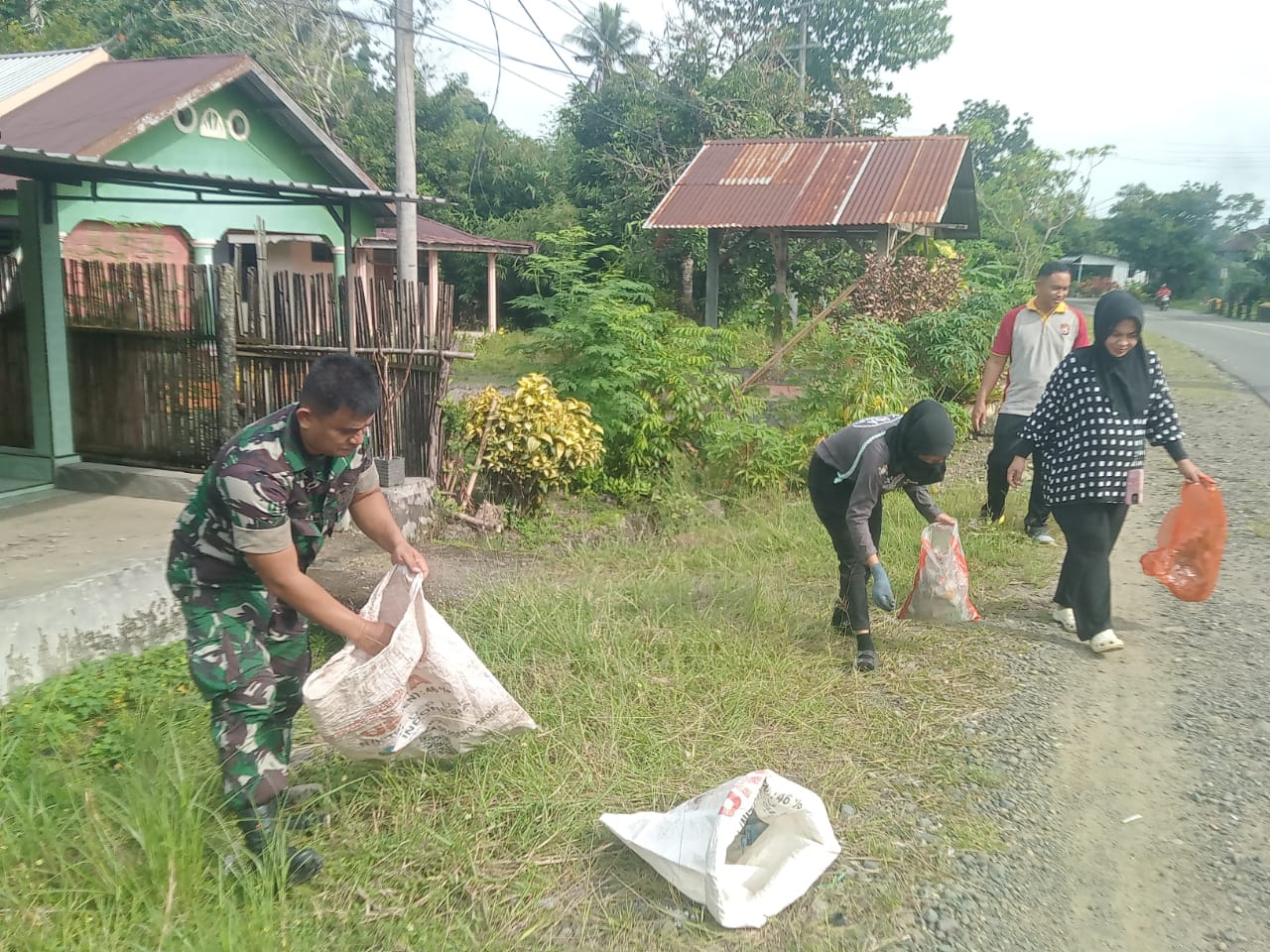 Jumat Bersih Wujud Kepedulian Terhadap Lingkungan Babinsa Bersama masyarakat Bergotong royong.