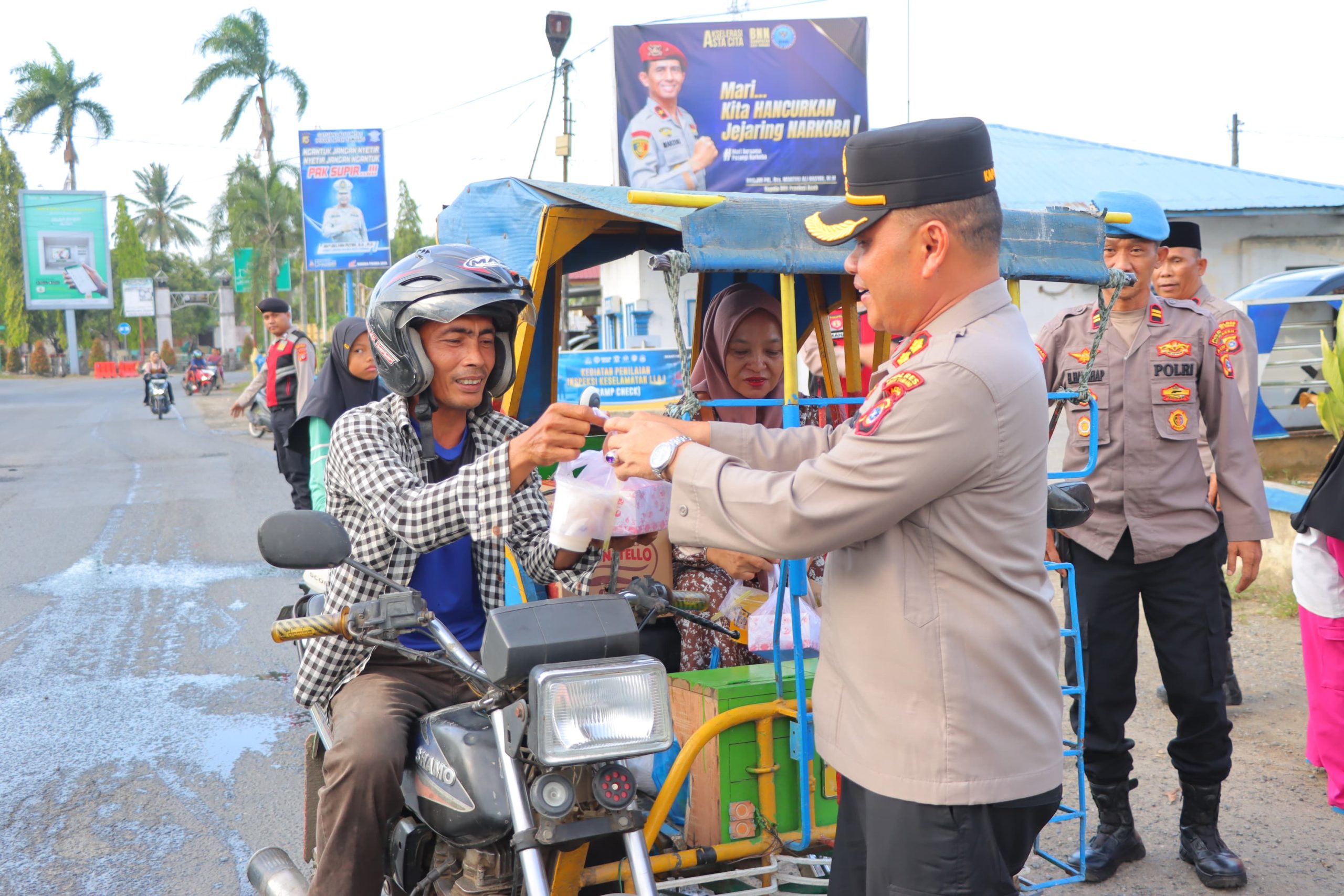 Berbagi Takjil, Kapolres Aceh Tamiang : Berbagi dan Kebersamaan Dengan Masyarakat di Bulan Suci Ramadhan
