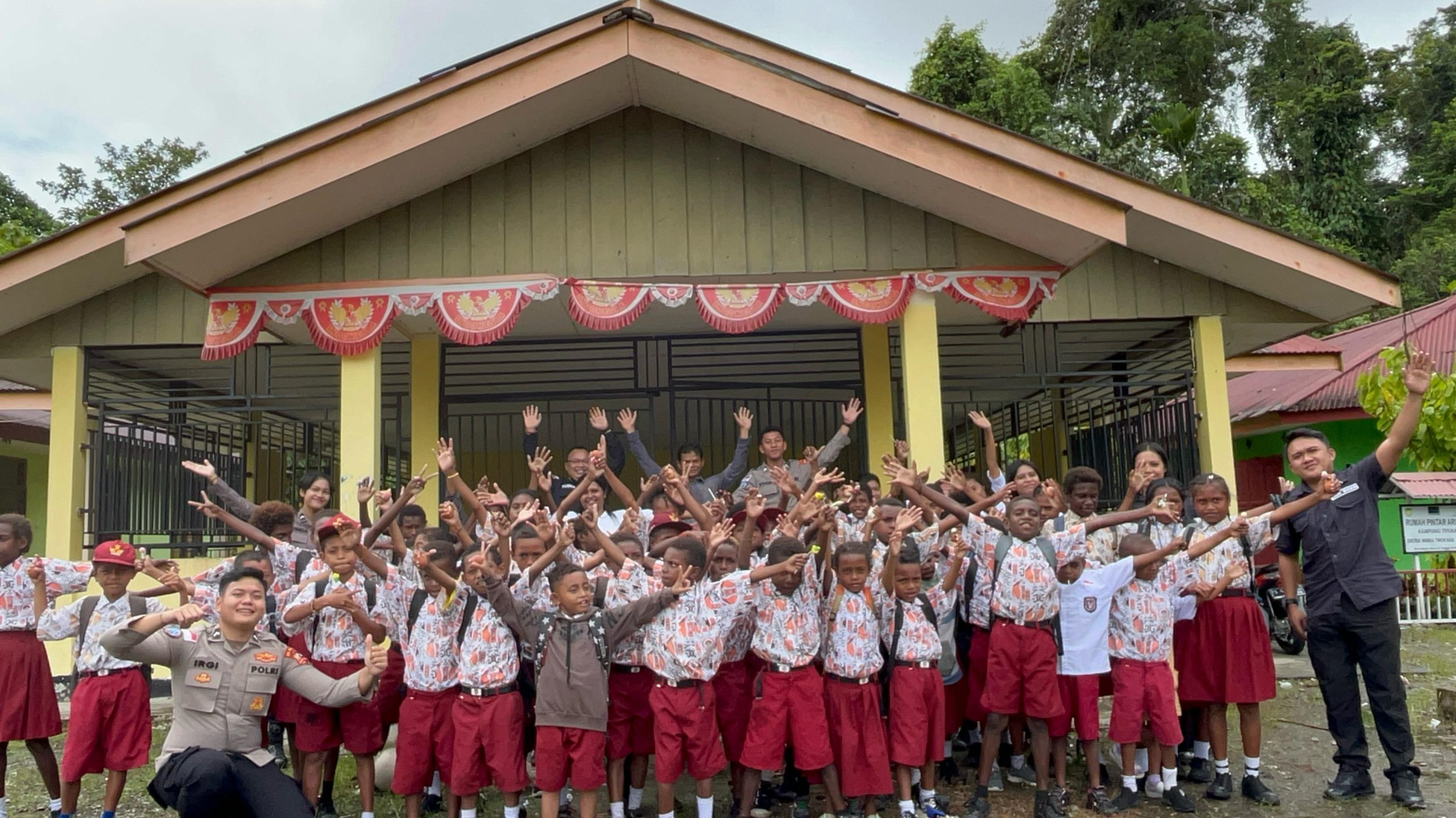 Satgas Ops Damai Cartenz Ajak Anak-anak Belajar dan Bermain di Rumah Pintar Aruka