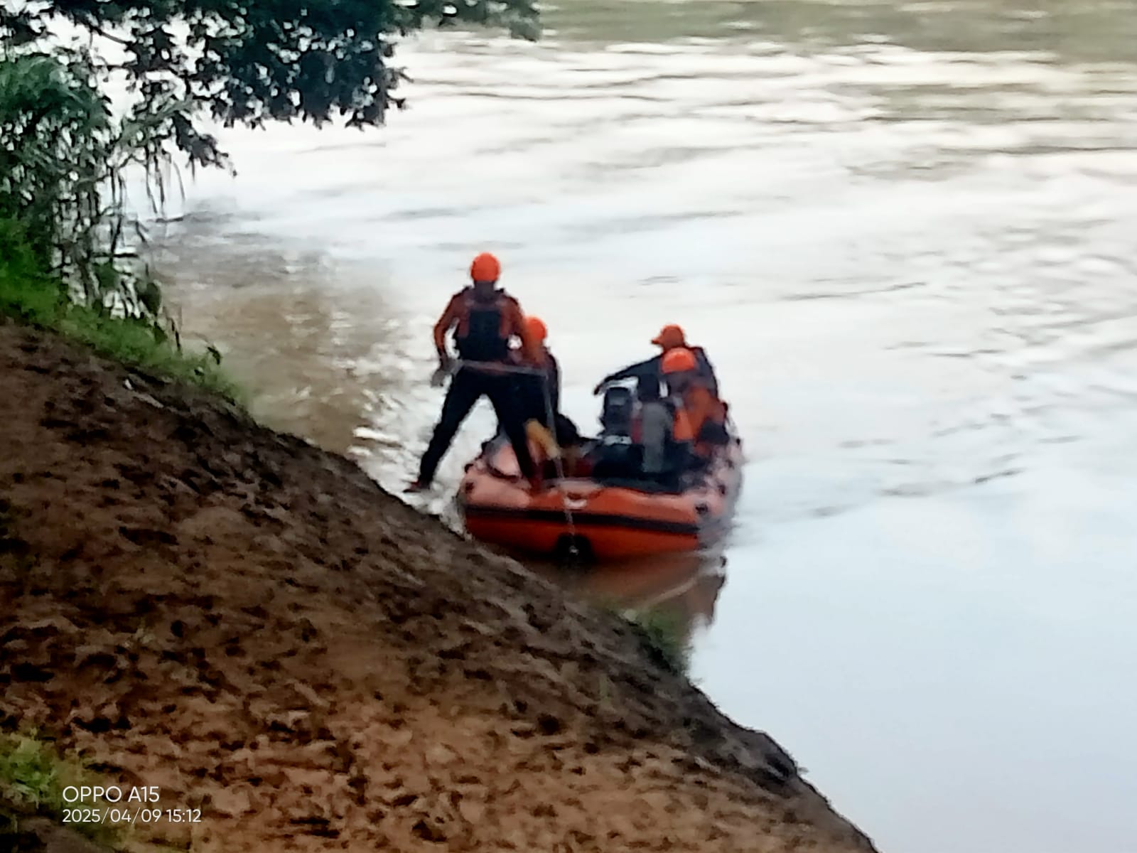 Ibu Hamil Lompat dari Jembatan Kuala Simpang, Tim SAR Lakukan Pencarian Intensif