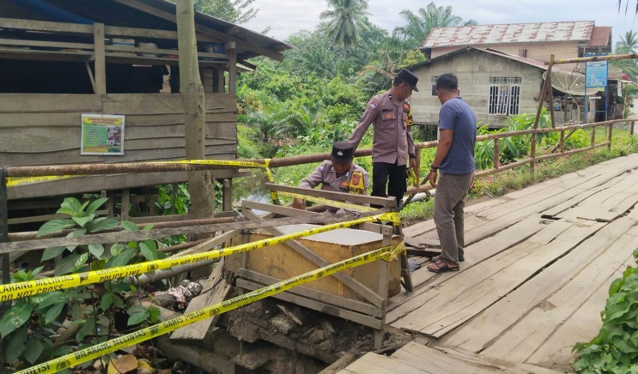 Membahayakan Pengguna Jalan, Anggota Polsek Ranto Peureulak Pasang Garis Polisi di Jembatan Yang Rusak