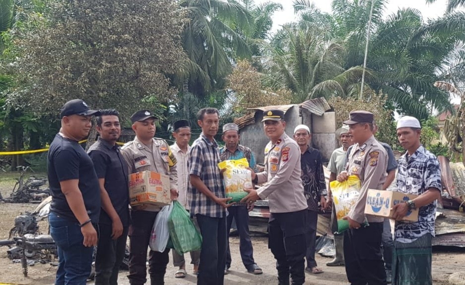 “Kapolsek Pante Bidari IPDA Saiful Bahri . SE Berikan Bantuan Tulus kepada Korban Kebakaran, Inisiatif Hati yang Menginspirasi”