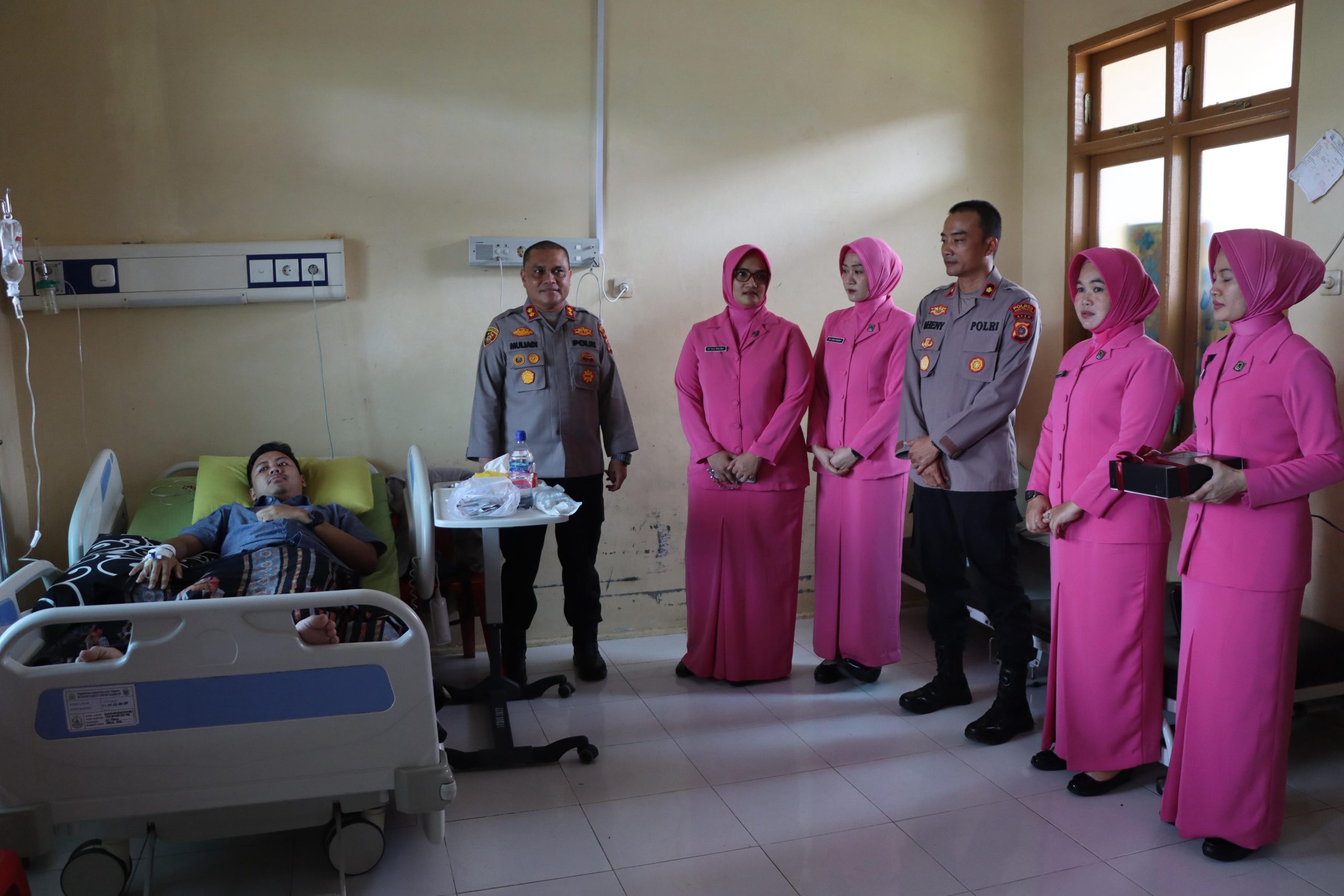 Kunjungi Personil Sakit, Wujud Kekeluargaan dan solidaritas Polres Aceh Tamiang