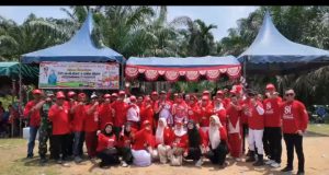 Ratusan warga Kampung Jamur Jelatang memadati lapangan kampung untuk merayakan HUT Kemerdekaan RI Ke-81