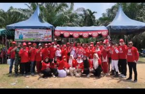 Ratusan warga Kampung Jamur Jelatang memadati lapangan kampung untuk merayakan HUT Kemerdekaan RI Ke-81