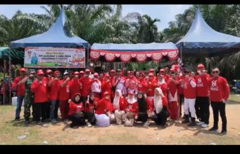 Ratusan warga Kampung Jamur Jelatang memadati lapangan kampung untuk merayakan HUT Kemerdekaan RI Ke-81