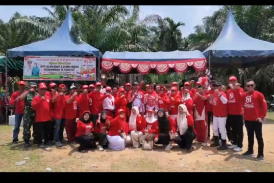 Ratusan warga Kampung Jamur Jelatang memadati lapangan kampung untuk merayakan HUT Kemerdekaan RI Ke-81