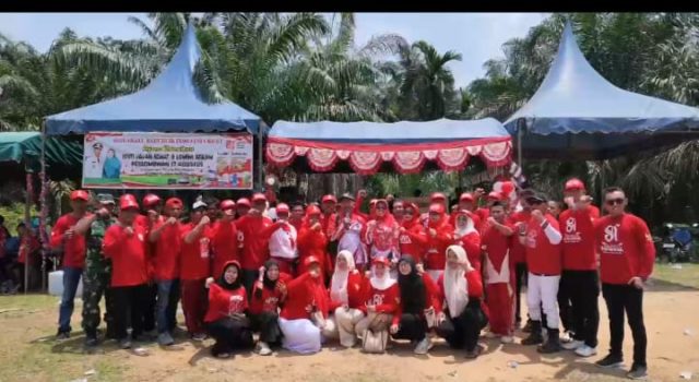 Ratusan warga Kampung Jamur Jelatang memadati lapangan kampung untuk merayakan HUT Kemerdekaan RI Ke-81